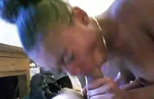 XXX उसकी पहली पोर्न में Busty milf