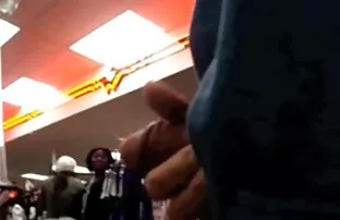 XXX लड़की अपने आप को क्यूनी और cums बनाती है।