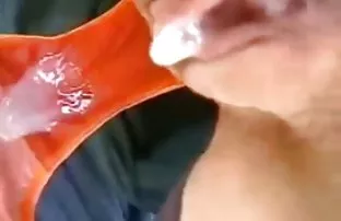 XXX माँ ने अपने बेटे को स्तन पर सह करने की अनुमति दी