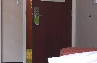 XXX यदि आप किसी सदस्य को स्पर्श देते हैं तो वेतन बढ़ाने का वादा करता है