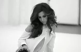 XXX स्कीनी बेब के साथ रसोई की मेज पर सेक्स