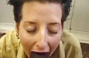 XXX टेनिस खेलने के बाद हस्तमैथुन करते हुए किशोर