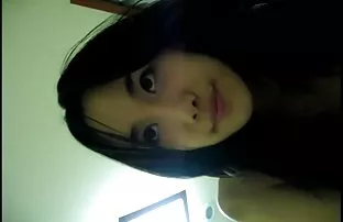 XXX उसकी स्कर्ट पर सह करने के लिए एक डिक बंद मरोड़ते