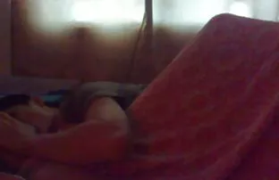 XXX सुंदर महिला सोफे पर पहली बार गुदा की कोशिश करती है