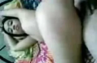 XXX भतीजे ने अपनी युवा चाची को बाथरूम में डाल दिया