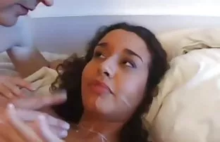 XXX माँ ने अपने बेटे को एक blowjob के साथ जगाया