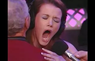 XXX भाई को हस्तमैथुन करने के लिए कमरे से बाहर निकाल दिया