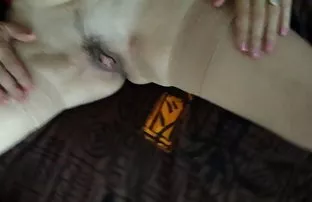 XXX ये दोनों समलैंगिकों डिल्डो डालने से पहले एक दूसरे को चाटते और चोदते हैं