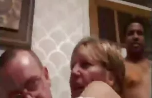 XXX टैक्सी ड्राइवर ने कार में रेडहेड की चुदाई की