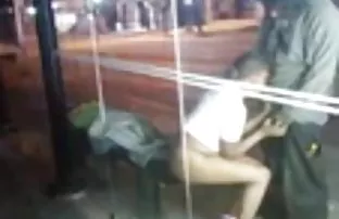 XXX एक आकर्षक गधे के साथ ब्रा में गोरा