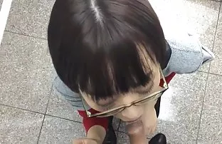 XXX लड़की को बांध दिया और भीड़ द्वारा गड़बड़ कर दिया