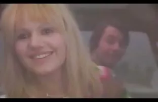 XXX उन्होंने पोर्न चालू किया और कालीन पर रूसी सेक्स किया।