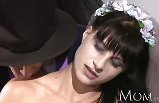 XXX सौतेले पिता ने युवा सौतेली बेटी पर हमला किया