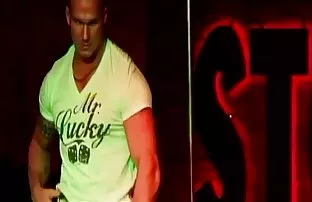 XXX समुद्र तट पर बस एक और अच्छा रियर व्यू।