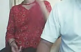 XXX टाइनी अपने कपड़े वापस पाने के लिए गड़बड़ हो जाती है