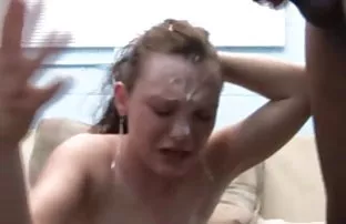 XXX जंगल में स्किनहेड ने ईमो का बलात्कार किया