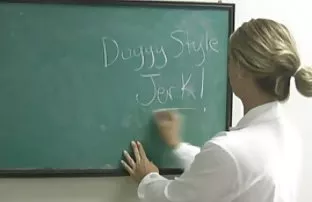 XXX पिता बेटी का बलात्कार करता है, और वह रोती है और पीड़ित होती है