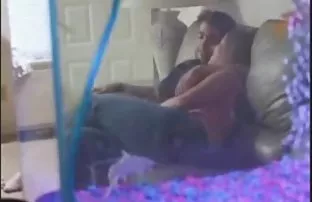 XXX एक प्यारी blowjob के दौरान प्यारा देखो