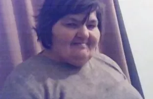 XXX लंबे बालों वाली लड़की की स्कर्ट के नीचे देखा