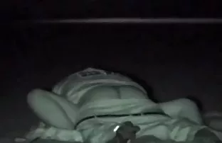 XXX पुरुषों ने अपने गैरेज में एक महिला के साथ बलात्कार किया