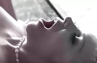 XXX लड़के ने सम्मोहन के तहत दाई की चुदाई की