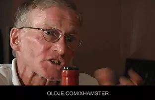 XXX मोज़ा में पोती दादा के साथ fucks