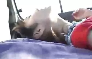 XXX एक युवा साथी यात्री के साथ टैक्सी में सेक्स