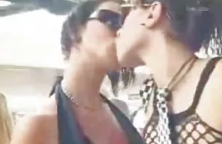 XXX दो बार शुरू की कि कैसे स्टॉकिंग्स और बलात्कार के साथ गला घोंटना है