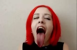 XXX वह बड़े लंड से प्यार करती है और महसूस करती है कि कब उसकी चूत खिंच जाए।