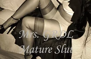 XXX दो बस्टी गोरे लोग एक युवा कमीने को बहकाते हैं